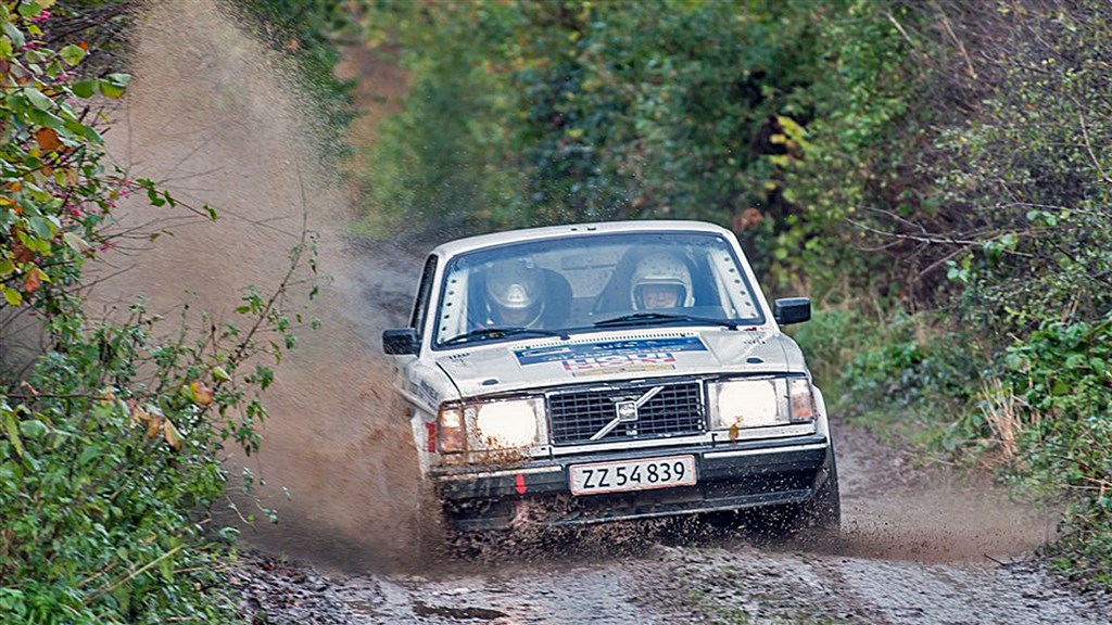 Kurt Mejer og Steen Bøgelund igennem vand og mudder i Rallye Atlantis
(Foto: rally-media.com – Joachim Krakow)